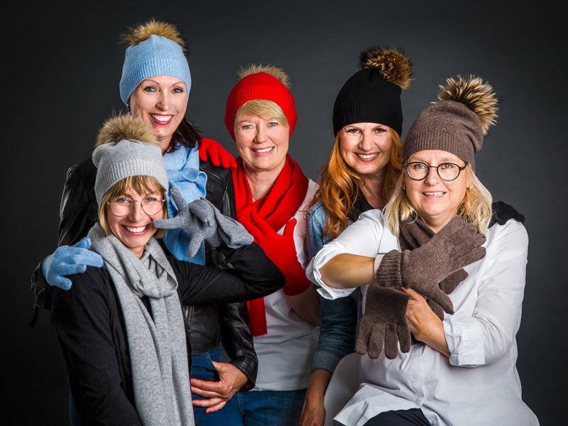 diverse Schals und Mützenmodelle